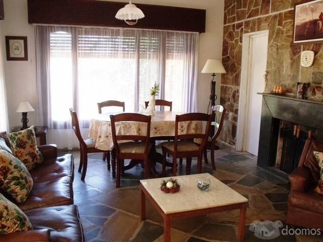 Muy buena casa en Barrio Country - 1