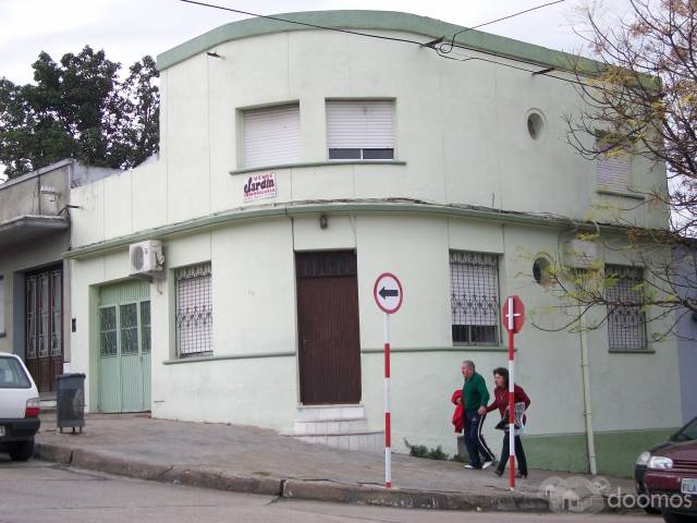 Vendo excelant resident, en dos plantas a dos cuadras de Av. Sarandi en pleno Centro de Rivera. - 1